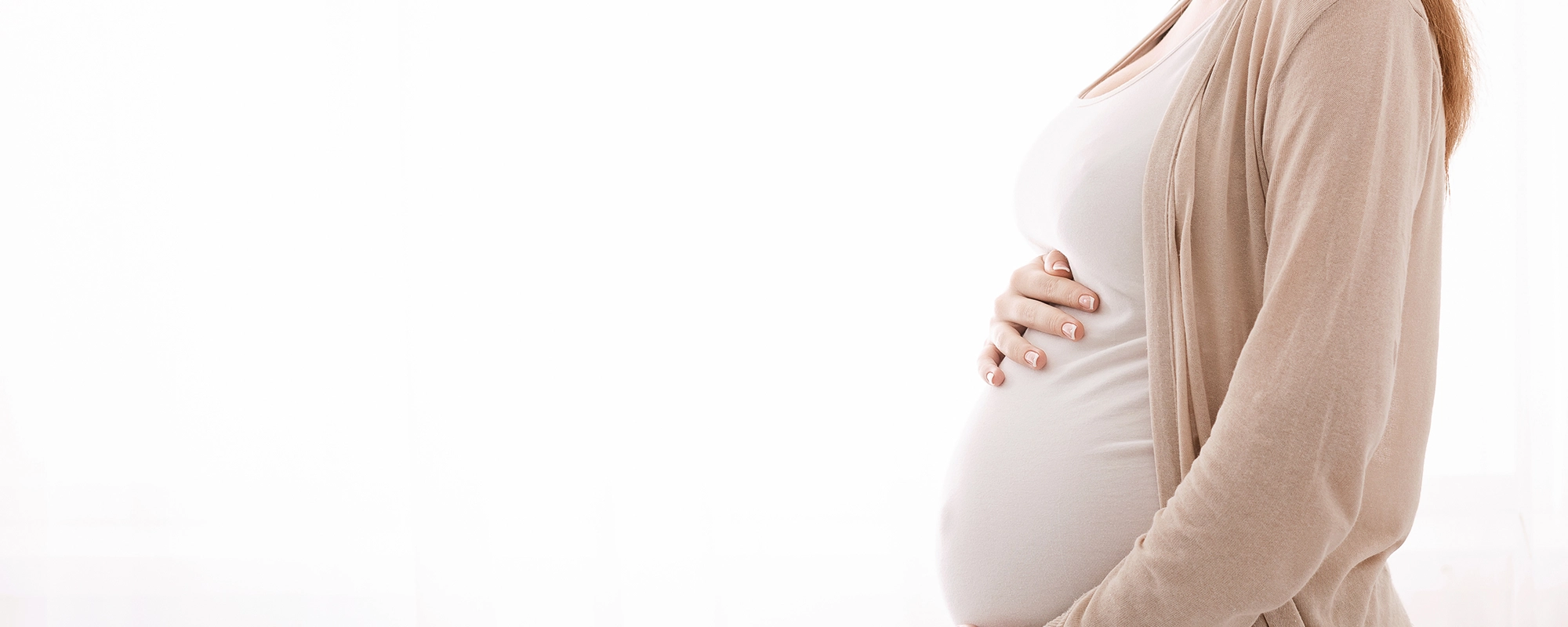 お腹に手を添える妊婦